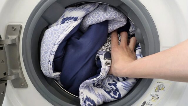 이불빨래 세탁기 안에 구겨 넣지 마세요! ‘이렇게’ 접으면 새것처럼 깨끗해져요
