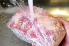냉동고기 해동 그냥 하면 안돼요! 세균 득실 냉동고기 ‘여기’ 넣으면 생고기처럼 맛있습니다