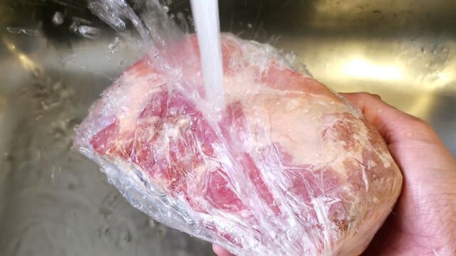 냉동고기 해동 그냥 하면 안돼요! 세균 득실 냉동고기 ‘여기’ 넣으면 생고기처럼 맛있습니다