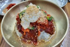 한 번 비비면 젓가락을 멈출 수 없다…줄 서서 먹는 서울 함흥냉면 맛집 BEST 5