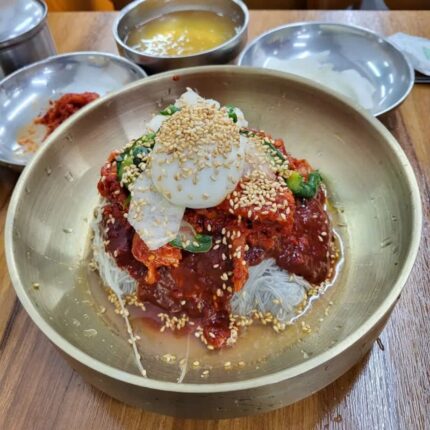 한 번 비비면 젓가락을 멈출 수 없다…줄 서서 먹는 서울 함흥냉면 맛집 BEST 5