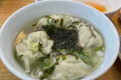 뜨끈한 국물에 속이 꽉 찬 손만두가 든든한…전국 만두국 맛집 BEST 5