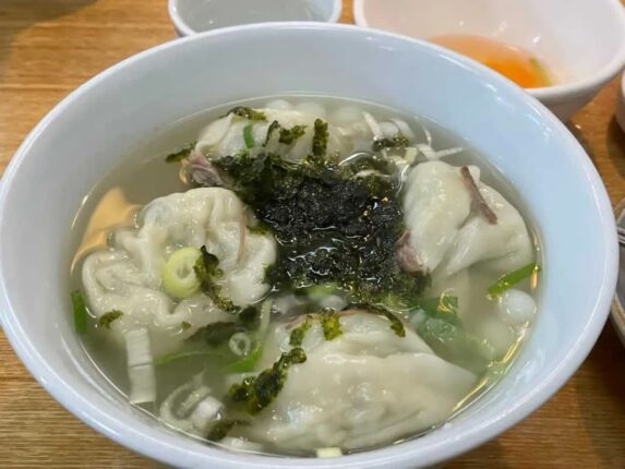 뜨끈한 국물에 속이 꽉 찬 손만두가 든든한…전국 만두국 맛집 BEST 5