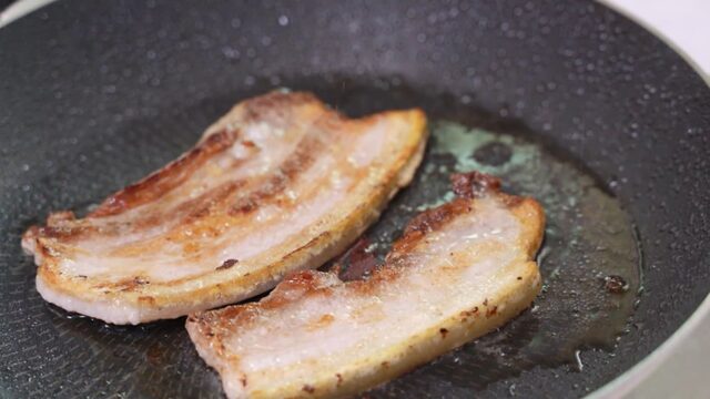 삼겹살 후라이팬에 바로 굽지 마세요! 집안에 기름 범벅 됩니다