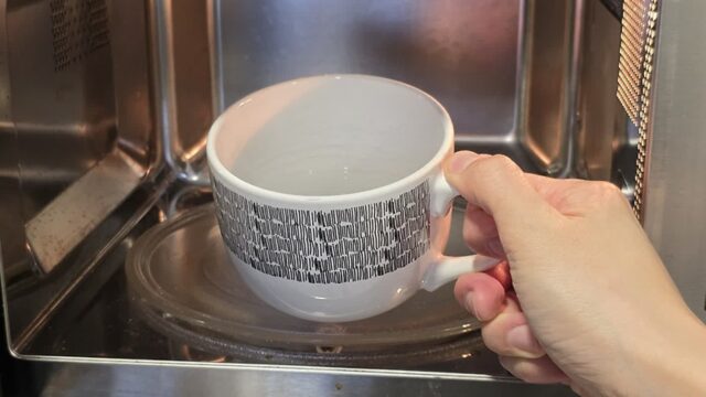 1년 넘게 쓴 전자레인지 ‘이것’ 넣고 돌리세요! 세균박멸, 찌든때 제거 전자레인지 청소 방법