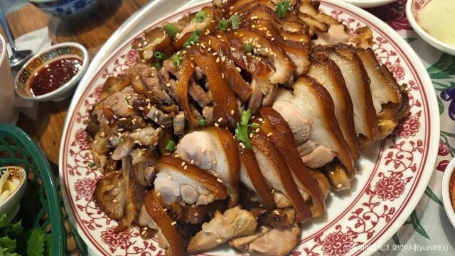 “족발 한 조각에 이런 깊은 맛이?”… 매료된 손님들로 가득한 백년 명소
