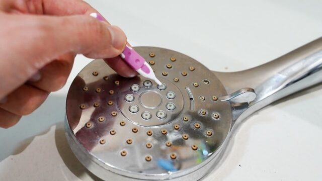 샤워기 수도꼭지 청소 ‘이것’을 꽂으면 물이 콸콸 나옵니다