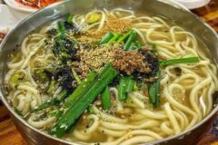 쫄깃한 면발을 호로록! 칼국수로 손님 줄 세우는 칼국수 맛집 5