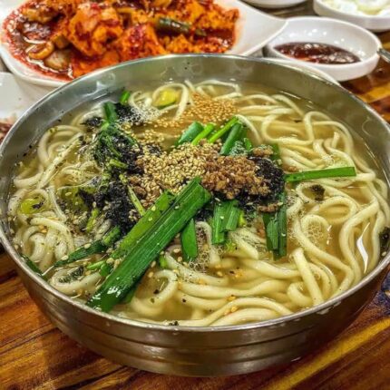 쫄깃한 면발을 호로록! 칼국수로 손님 줄 세우는 칼국수 맛집 5