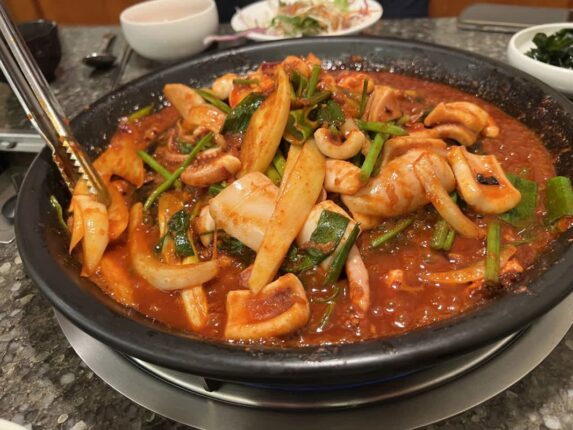 볶음부터 숙회까지! 오징어 요리로 손님들 줄 세우는 맛집 5곳