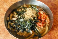 대구 산밑할머니 맛집, 전통 한식과 자연 풍경의 조화