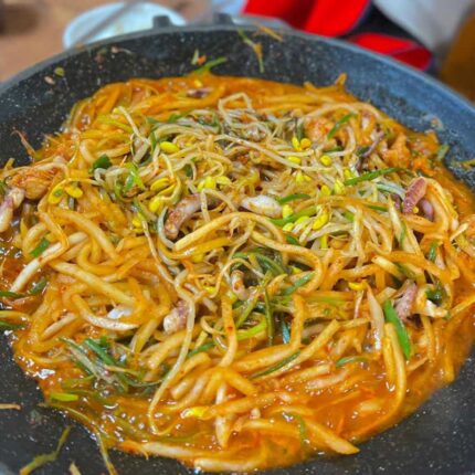 ‘소주 한 병으론 부족’…매콤한 풍미가 살아있는 전국 두루치기 맛집 BEST 5