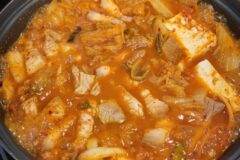 ‘고기반 김치반’… 한국인이 사랑하는 돼지 김치찌개 맛집 5곳