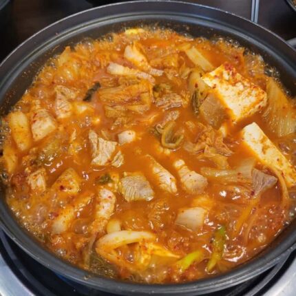 ‘고기반 김치반’… 한국인이 사랑하는 돼지 김치찌개 맛집 5곳