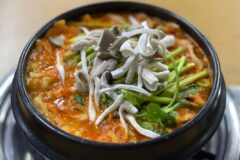 맛잘알들이 성지순례하는… 시원한 맛의 메기매운탕 맛집 5곳