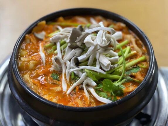 맛잘알들이 성지순례하는… 시원한 맛의 메기매운탕 맛집 5곳