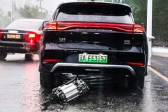 “달리다 모터가 통째로 빠졌다” BYD 전기차 황당 사고, 도로에서 무슨 일이?