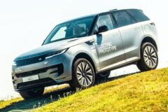“벤츠·BMW랑 다르다” 531km 달리는 레인지로버 스포츠 전기차 출시 임박!