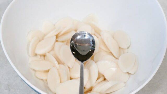 떡국떡 보관 잘못하면 갈라지고 맛 없어요! ‘이것’ 넣었더니 1년 이상 맛있는 떡국떡 보관법