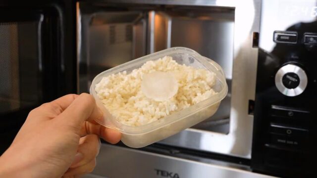 냉동밥 그냥 해동하지 마세요! ‘이것’ 넣으면 갓 지은 밥처럼 촉촉~