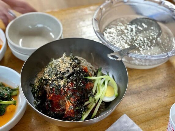 매콤새콤달콤 황금 밸런스의 여름 별미! 막국수 맛집 5곳