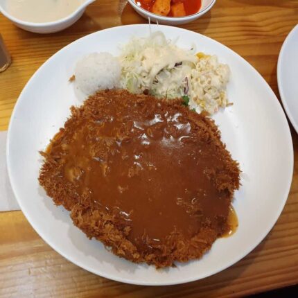 ‘왕 크니까 왕 맛있네’… 줄 서서 먹는 서울 추억의 왕돈까스 맛집 5