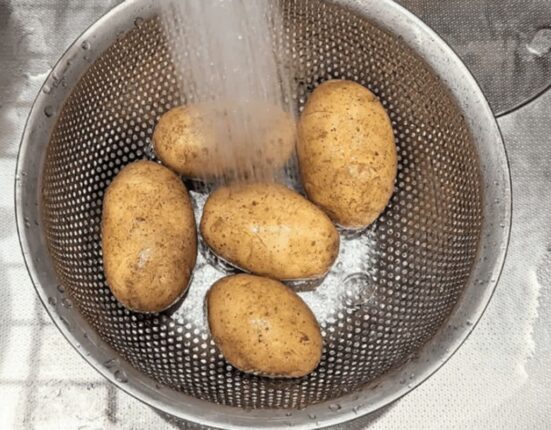 감자를 씻어서 “냉동실”에 얼려 보세요 주부 9단이 공개한 감자요리 진짜 꿀팁.