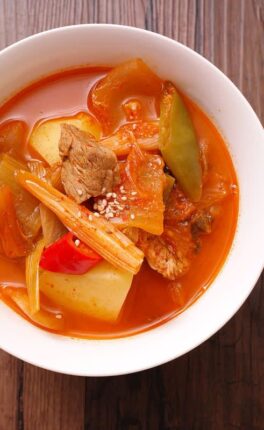 김치찌개 고기 재료 듬뿍 넣은 돼지고기 김치전골 레시피