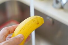 바나나 그냥 보관하지 마세요! ‘여기’를 자르면 여름철 골칫거리가 사라집니다