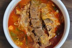 묵직하고 얼큰한 국물에 뼈 뜯는 재미까지… 서울 뼈해장국 맛집 5곳