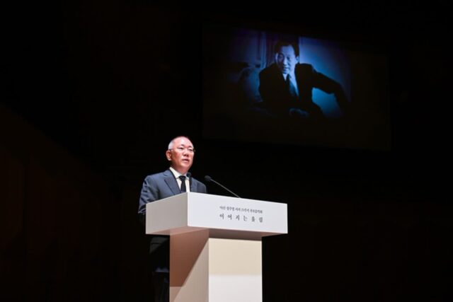 현대차그룹 정의선 회장, 美 AI 서밋서 ‘피지컬 AI’ 비전 발표…“제조업 넘어 도시 지능화 실현”