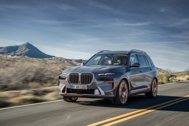 신형 BMW X7 풀체인지 등장, 17인치 화면 탑재 등 달라지는 사양 짚어보니