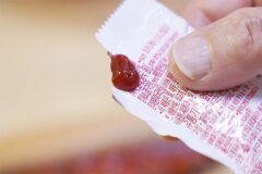 일회용 케찹이라고 절대로! 그냥 버리면 안되는 이유