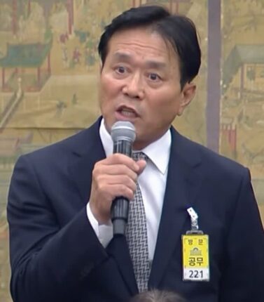 청문회서 주머니에 손 넣고 “거기는 끼지 마시고”…문진희 위원장 결국 사퇴