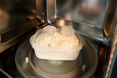 냉동밥도 ‘이것’만 넣으면 갓 지은 밥처럼 맛있다고?!