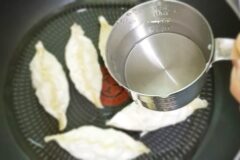 군만두에 ‘물’을 넣고 튀겼더니!?