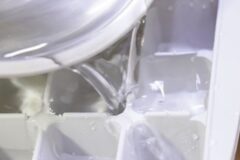 식초를 얼음 트레이에 얼렸더니, 주방 악취가 사라졌습니다