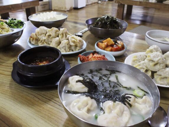 할머니 생각나는 뜨끈하고 부드러운 한 그릇! 전국 만두국 맛집 5