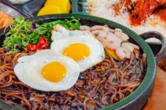 ‘짜장이 돌판 위에?’ 특색 있는 별미로 주말 외식 명소로 핫한 돌짜장 맛집 5