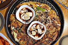 노릇하게 구워낸 큼직한 파전! 막걸리 짝꿍 해물파전 맛집 5