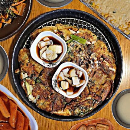 노릇하게 구워낸 큼직한 파전! 막걸리 짝꿍 해물파전 맛집 5