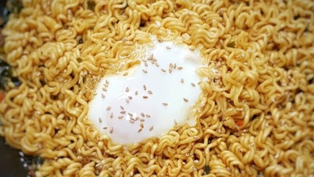 죽은 라면도 되살린다는! 쿠지라이식 볶음라면 레시피