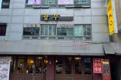 “매달 바뀌는 예술 작품이 있다니?”… 도심 속 진짜 미술관 같은 카페 명소