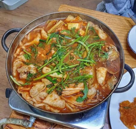 칼칼한 국물에 수제비 추가 필수! 전국 매운탕 맛집 5