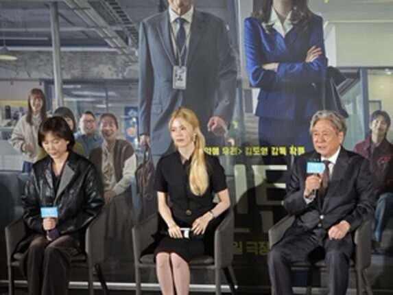 “우리 걸 보여주자”… 지금, 우리의 이야기로 다시 ‘인턴’ 