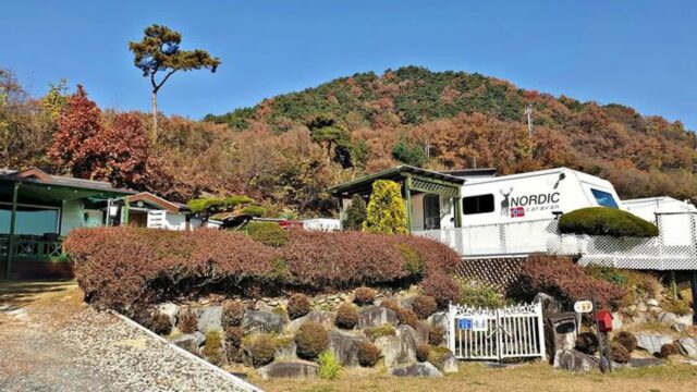“15km 떨어진 여유로운 휴식 명소라니?”… 충주호와 산세가 한눈에 펼쳐지는 충주 노르딕 민박 명소