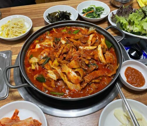매콤한 양념에 소주가 술술, 오픈하면 손님 꽉 차는 전국 두루치기 맛집 5곳
