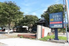 “50대 주차 공간이 이렇게 여유롭다니…” 자연과 어우러진 캠핑 경험 명소
