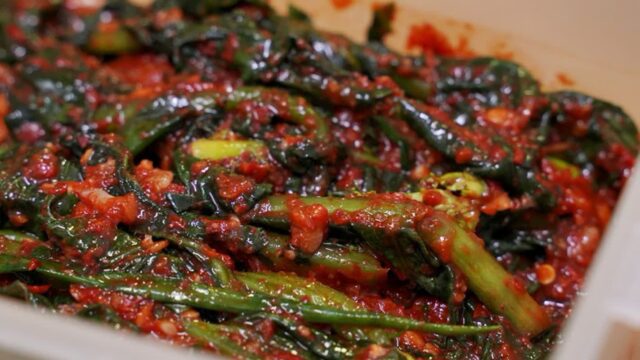 제철에만 맛볼 수 있는 맛있는 무청김치 만들기