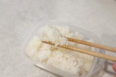 딱딱한 냉동밥 ‘이것’ 넣고 해동하니 갓 지은 밥 처럼 촉촉~